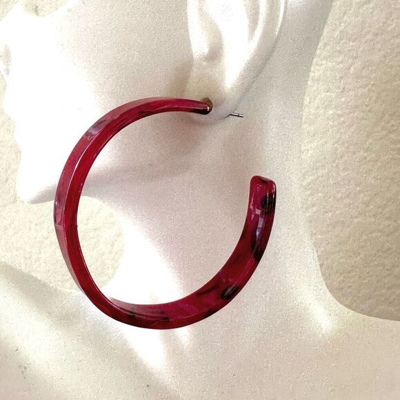 Red marbled lucite hoop earrings - Picture 4 of 8